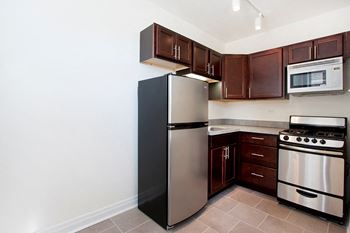 Kitchens with GE Energy Star Appliances at Reside at 823, Chicago, IL,60613